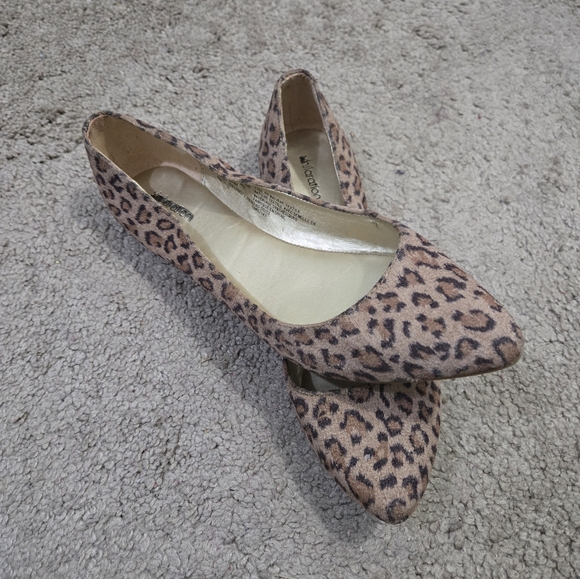 Women Shoes - Picture 2 of 9